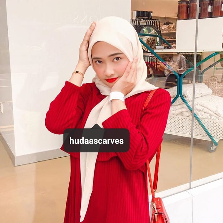 hudaascarves's tweet photo. Look at her wearing Bawal Cotton '45 from @hudaascarves 😍😍 https://t.co/SMas7DJxDB