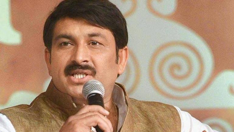 newstrackmedia's tweet image. #Delhi : #BJP अध्यक्ष @ManojTiwariMP बीजेपी जिलाध्यक्ष आजाद सिंह का वायरल वीडियो में पत्नी को थप्पड़ मारने पर : स्त्री की गरिमा के साथ कोई समझौता नहीं हो सकता। हमने एक जांच समिति बनाई है और उस व्यक्ति को जिला अध्यक्ष पद से हटा दिया गया है। #AzadSingh