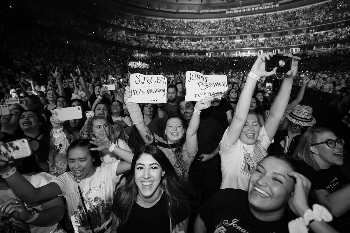jonasbrothers's tweet photo. Chicago night one! #happinessbeginstour https://t.co/hy3JXLtK1l
