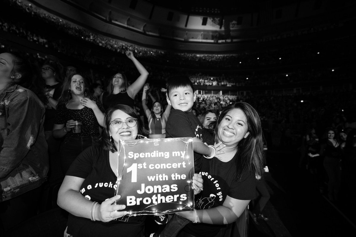 jonasbrothers's tweet photo. Chicago night one! #happinessbeginstour https://t.co/hy3JXLtK1l
