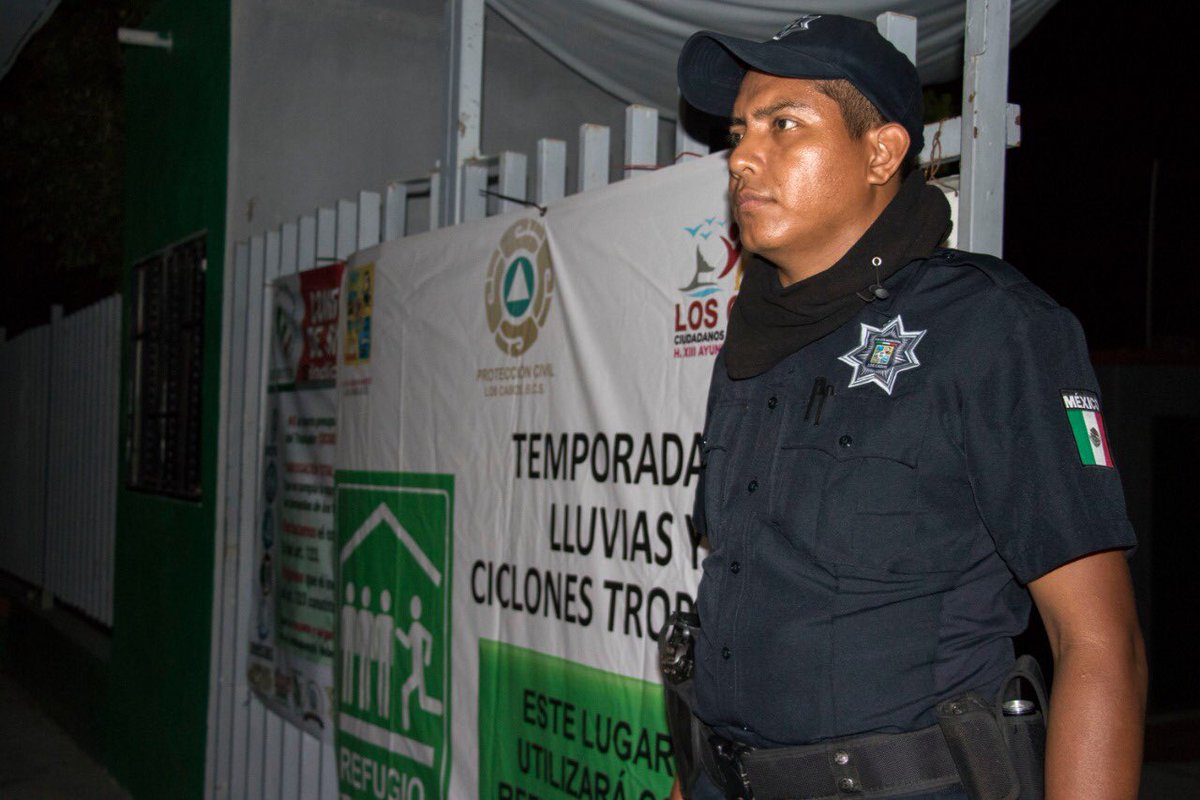 SP_LosCabos's tweet photo. Montamos operativo para brindar seguridad a las personas que asistan a los refugios temporales #Lorenahuracan https://t.co/XsGxnOYzRK