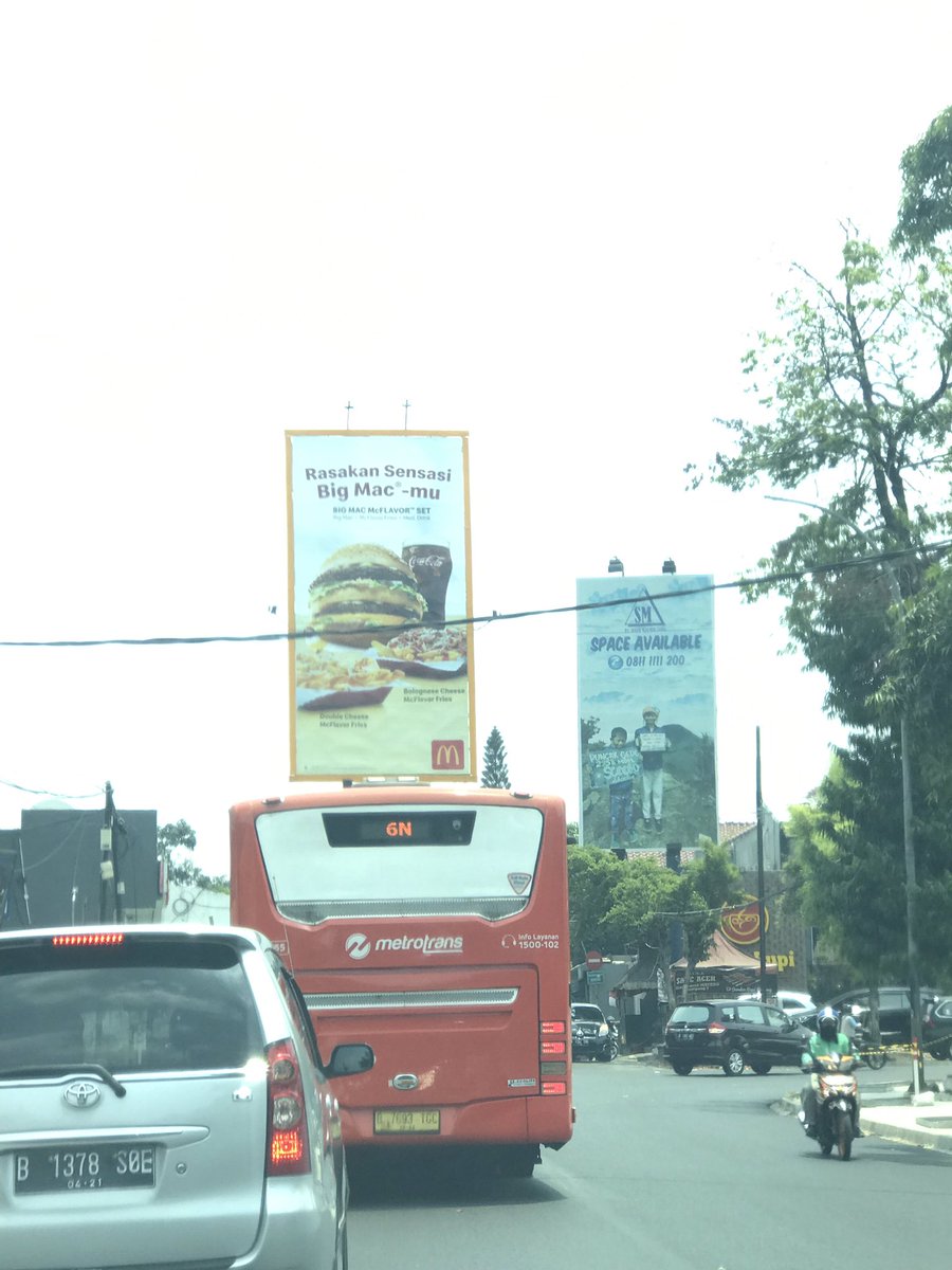 Metro Trans ini 6N ngebut nyusul dari arah kanan memotong mbl di Jl Kemang Raya arah Blok M <a href="/TMCPoldaMetro/">TMC Polda Metro Jaya</a> <a href="/PT_TransJakarta/">Transportasi Jakarta</a> Tolong Driver hati-hati nyetirnya!!!