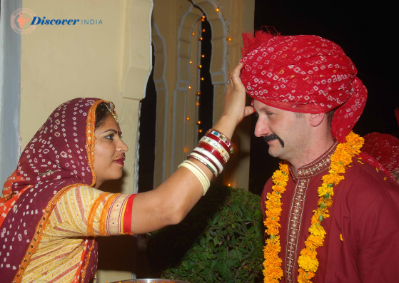 Discover_India's tweet photo. In India, a guest presume as equal to God. There is no less than an event welcoming a guest. #Discoverindia #TraditionalWelcome #Rajasthan #galaevening #travel #explore #experience #culture #traditions #culturetours #leisuretour #tripstoIndia #tourIndia #experienceIndia https://t.co/CoezLgO6SI