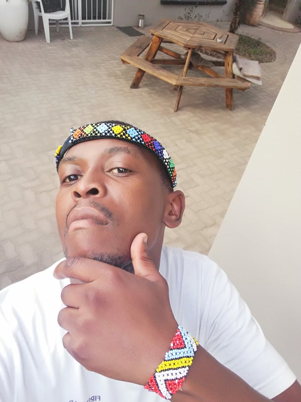LUVO_TheGoGetta's tweet photo. Nithi kubakhuluwa @VusiNova and  @LuyandaPotwana baqhube sobamb'ikhuba rhulumente https://t.co/MpLFu1qTLG