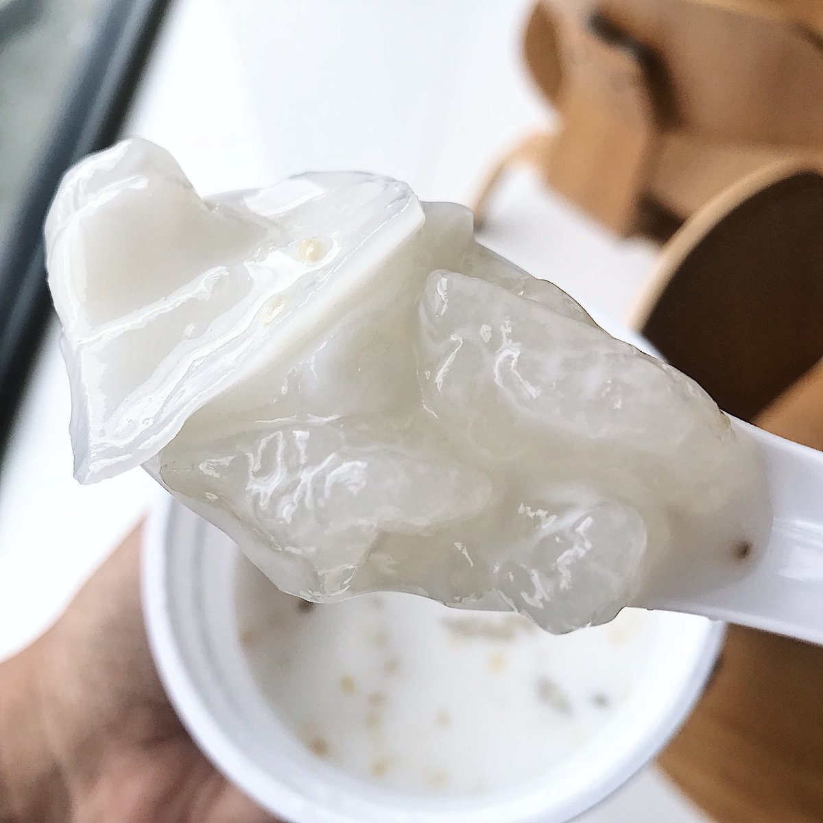 manuddreview711's tweet image. ครองแครงมะพร้าวอ่อนเซเว่น ของขาดไปแปปนึงด้วยแหละ ครองแครงนุ่มมากกก ไม่เหมือนครองแครงทั่วไปอะ ไม่เหนียวเลย หอมงา หอมกะทิฝุดดด นี่ว่า 25 บาทถือว่าคุ้มนะ 

@aroii #รีวิวเซเว่น #มนุษย์รีวิวเซเว่น #อร่อยไปแดก #อร่อยบอกต่อ