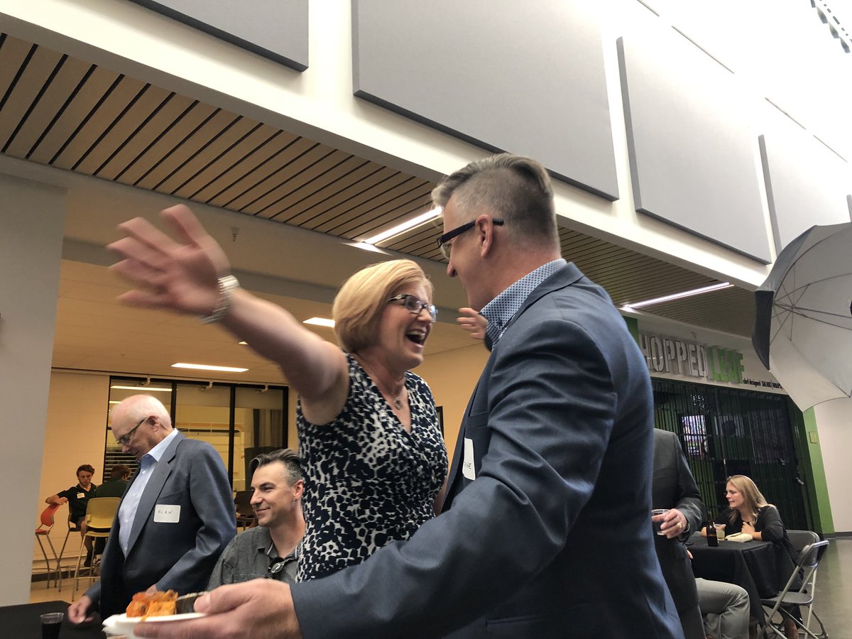 UAlbertaCSJ's tweet photo. Quand ça fait juste 30 ans...quelles retrouvailles! #tapaschangepentoute #toinonplus @sergelajoie1 @UAlberta @BearsandPandas @Doyen_CSJ @karine_plouffe @pworre #ualbertaaw #fairedegrandeschoses #sportswalloffame https://t.co/qFZFnH70wz