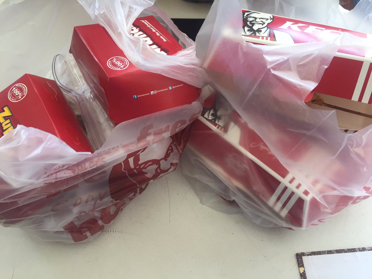 dinaptry_'s tweet photo. Jadi ceritanya gini.... 

Gue gojekin makanan. Ga lama pak gojek nya tlpn gue, dia bilang tempet makan yg gue mau itu tutup. 
Teruss dia bilang, 
"Ibu mau kfc ga?..."
Gue hampir aja bilang ga mau, tapi kalimat pak gojek nya ternyata blm selesai... https://t.co/xAvLrMsVhe