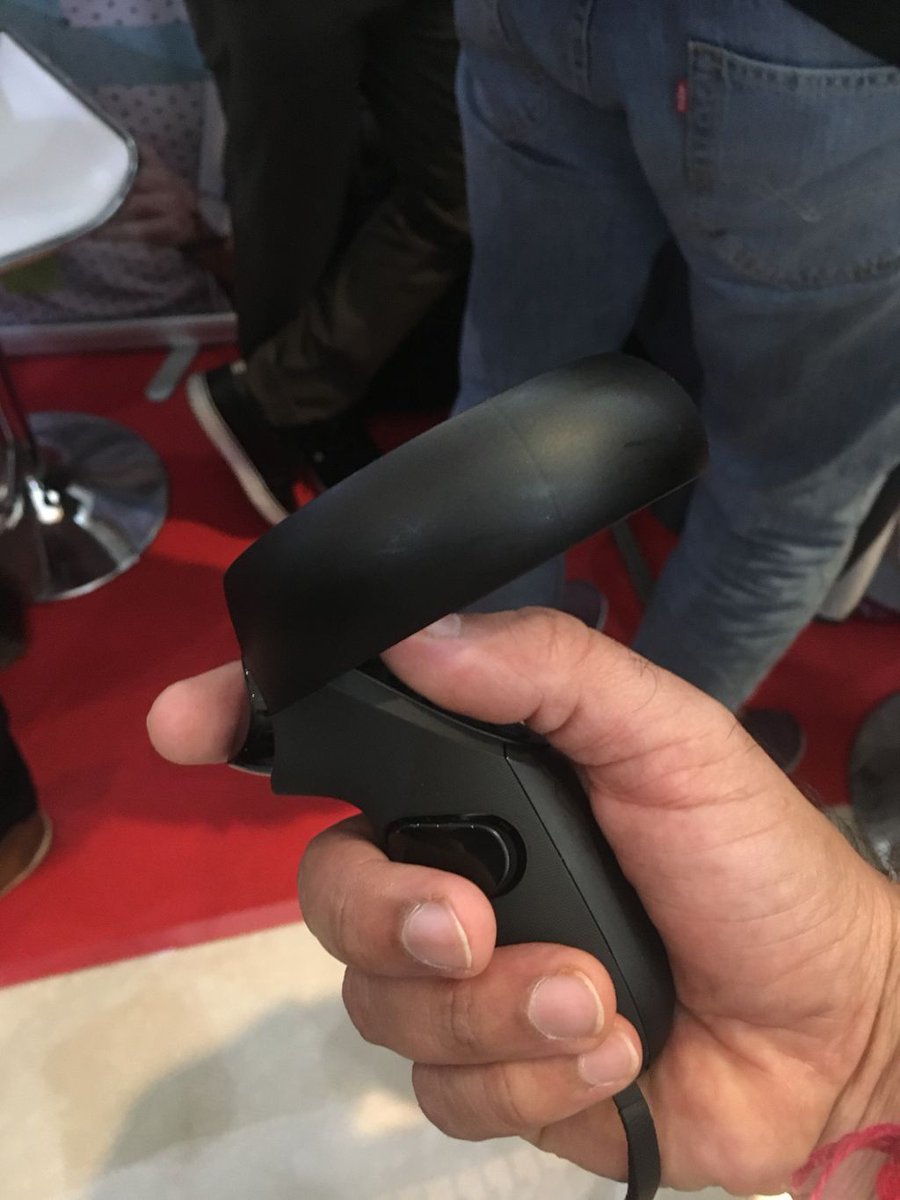 kernel_kumar's tweet image. The tail arm of Oculus Rift S somehow feels short in length. Can have some empty extension to make ergonomics of holding front heavy controller easy.
#design4vr #VirtualReality 
@designerrslab