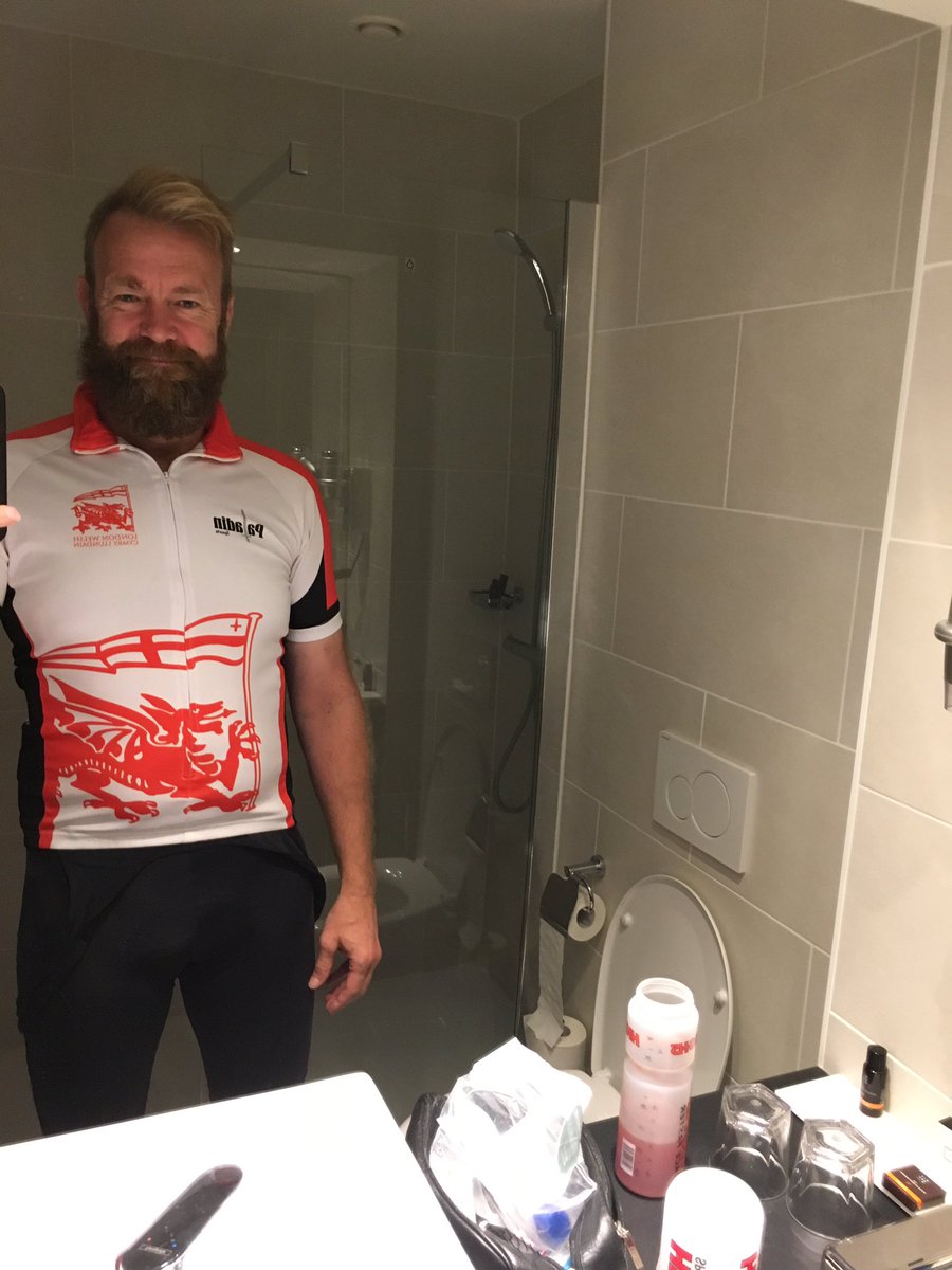 So, shall we do it all again? Two back to back Murs, Ypres and the Menin Gate, the beaches of Dunkirk and race at sub-sea level altitudes for the boat 100miles away? Yeah, why not!

(Please click!)

justgiving.com/Croxon-on-his-…

#guy’scancer #Liège2London Support Guy's and St Thomas'