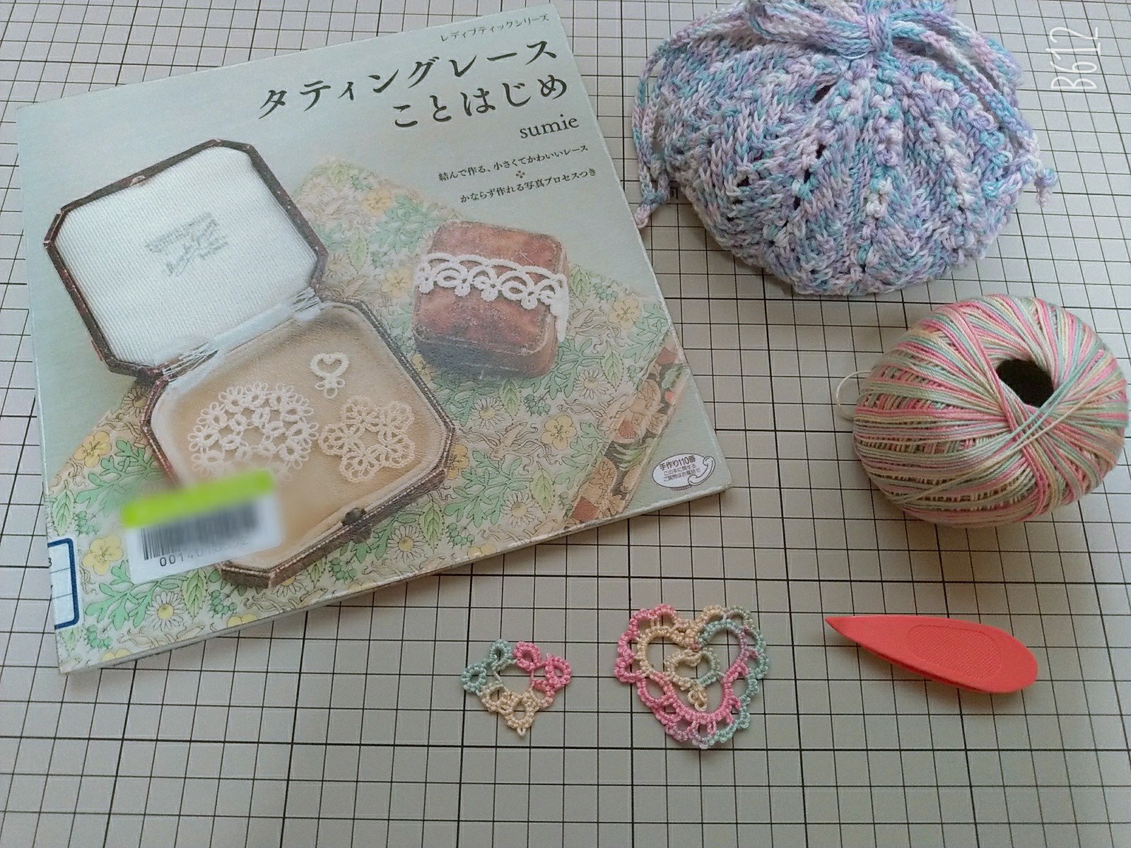 Mochi ダイソーのシャトルとレース糸使ってモチーフ編んでみた 多少糸割れするけどシャトルも糸も使いにくいってことないなー そして色が可愛い ダイソー タティングレース T Co Mvlfueebyr Twitter