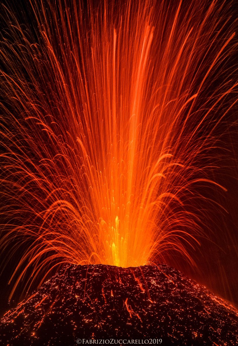 EtNativo's tweet photo. #Etna - L’attività stromboliana alla voragine del cratere centrale. Indiscussa meraviglia, un’esplosione di emozioni ❤️ #sicily #volcanoes #eruption 

©️Photo Credit: Fabrizio Zuccarello https://t.co/UTehbRHTqS