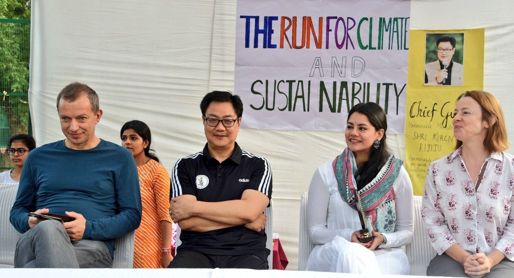 IndiaSports's tweet photo. Minister YAS, Shri @KirenRijiju flagged off the Run for Climate Change and Sustainable Development at #LSRCollege in New Delhi this morning.
#Run4Fitness #Run4Cause
#FitIndiaMovement #BodyFitTohMindHit 🏃♀️🏃♀️ https://t.co/Y6Okl3Kpwu