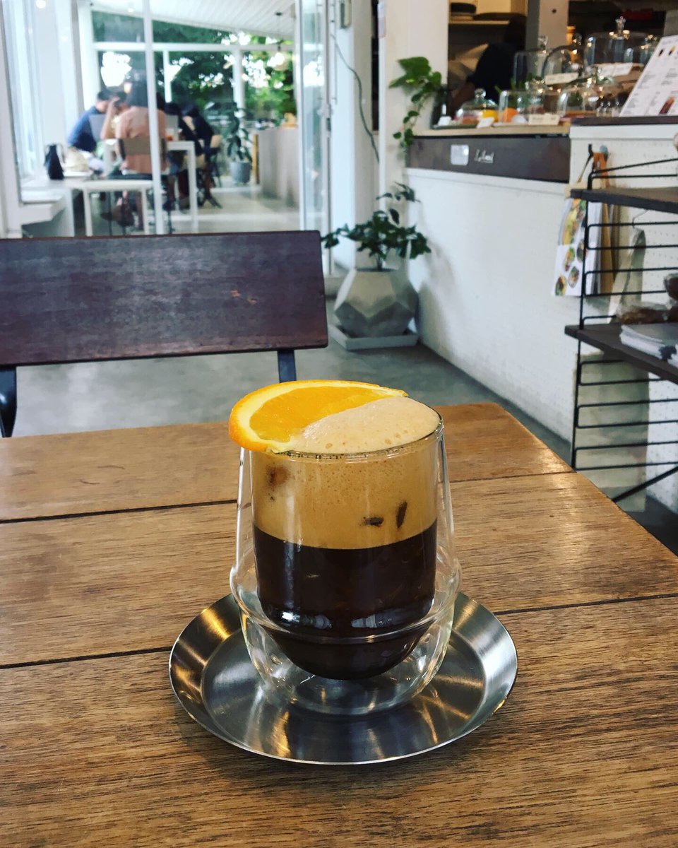 couple_dimple's tweet photo. 📍Laliart Coffee (อารีย์ ซ.1)

☕️ Shakerato Orange(110฿) กาแฟเย็น medium dark roasted shake กับน้ำส้ม🍊 ทำให้เกิดฟองนุ่ม พร้อม top ด้วยเนื้อส้ม

🍰 Carrot Cake(90฿) เครื่องแน่นๆ ครีมเค้กหอมอร่อยมาก เป็นเมนูที่ห้ามพลาดเลยสำหรับร้านนี้🥕

👍 Free Wifi &amp; Parking

@aroii #รีวิวคาเฟ่ https://t.co/0bD5eW79fg