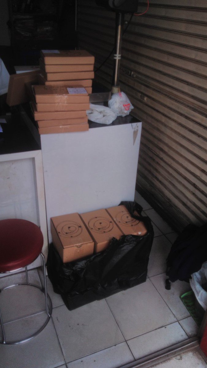 Halo...
Mimin mau update nih.
Merchnya dalam tahap pengiriman. Untuk COD bisa mulai besok. Silahkan hubungi admin merchnya ya~
Kalau udah terima, unboxing dulu dan kirim ke kita fotonya. Okray 👍