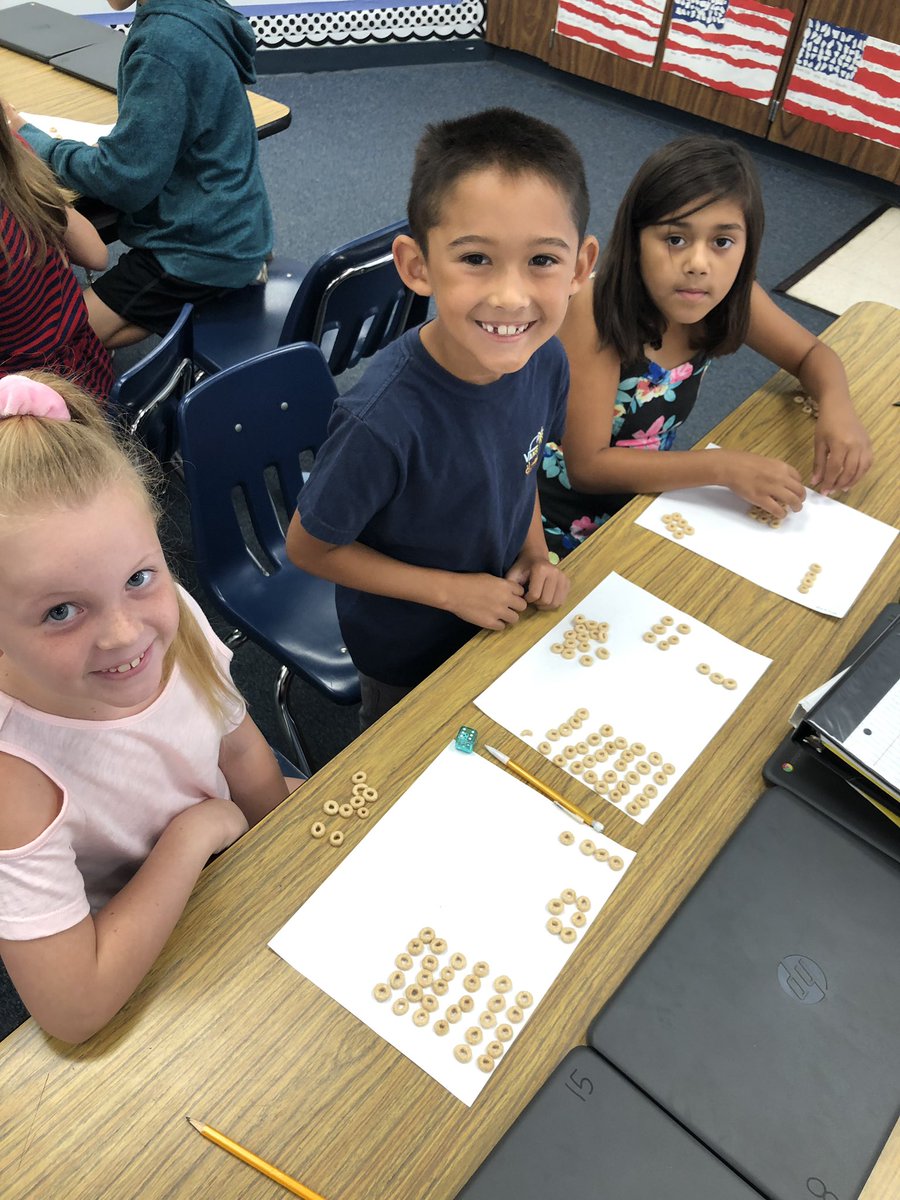 MrsEmilio's tweet photo. Math is much more fun when there is food involved. #mrsemilio #dreamteamroom15 #arrays #multiplicationstrategies #iteach3rd #iteach4th #comboteacher #alsd #JaspersJourney https://t.co/fy8UvaTkJs