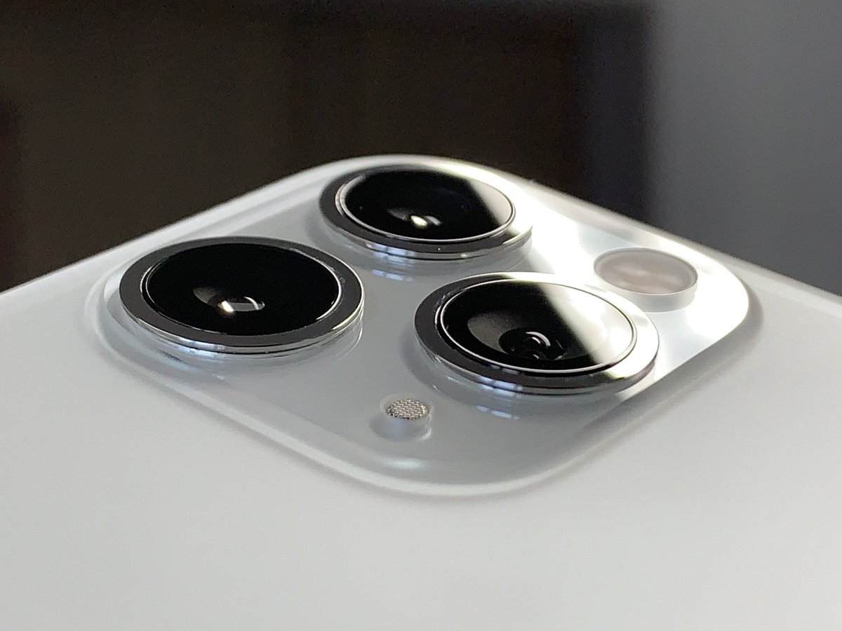 キシイーヌ Twitterren みんな大嫌いな 出っ張りすぎ3眼キモカメラ ですが Iphone 11 Pro の現物を近くで見ると 透き通ったガラスの中に磨かれた金属のリングがフワッと浮いていて その立体的な影とガラスの底に反射する様子が非常に美しいと思いました