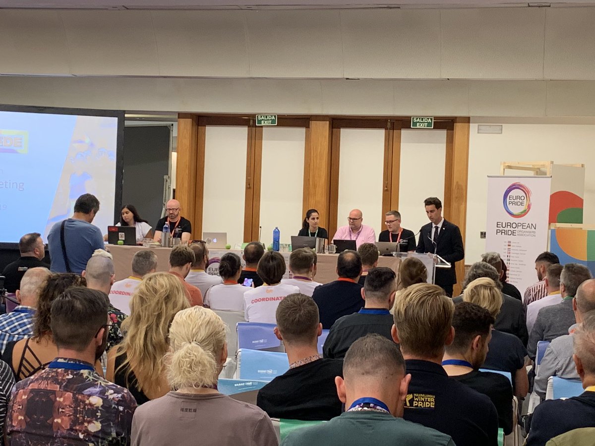 amsterdampride's tweet photo. Aanwezig bij vergadering #agm  #europrides #epoa @EuroPride Ervaringen en verhalen uit heel Europa uitwisselen, netwerken, workshops en veel pride gezelligheid natuurlijk! #bilbao #spanje Pride Amsterdam Directeur Lucien Spee aan het woord... https://t.co/q0s8j4iyt2