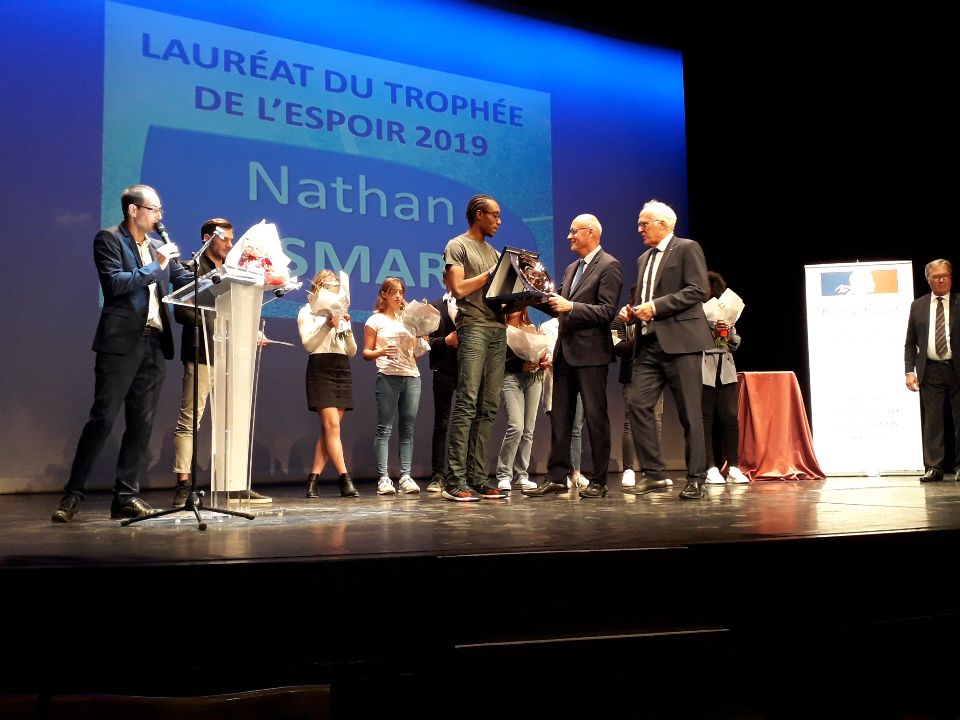 Prefet77's tweet photo. Jean-Marc Giraud #SPFontainebleau a remis le trophée de l'espoir 2019 de #SeineEtMarne à Nathan Ismar champion du monde junior de saut en hauteur. #DDCS77 https://t.co/H2LALvXoac