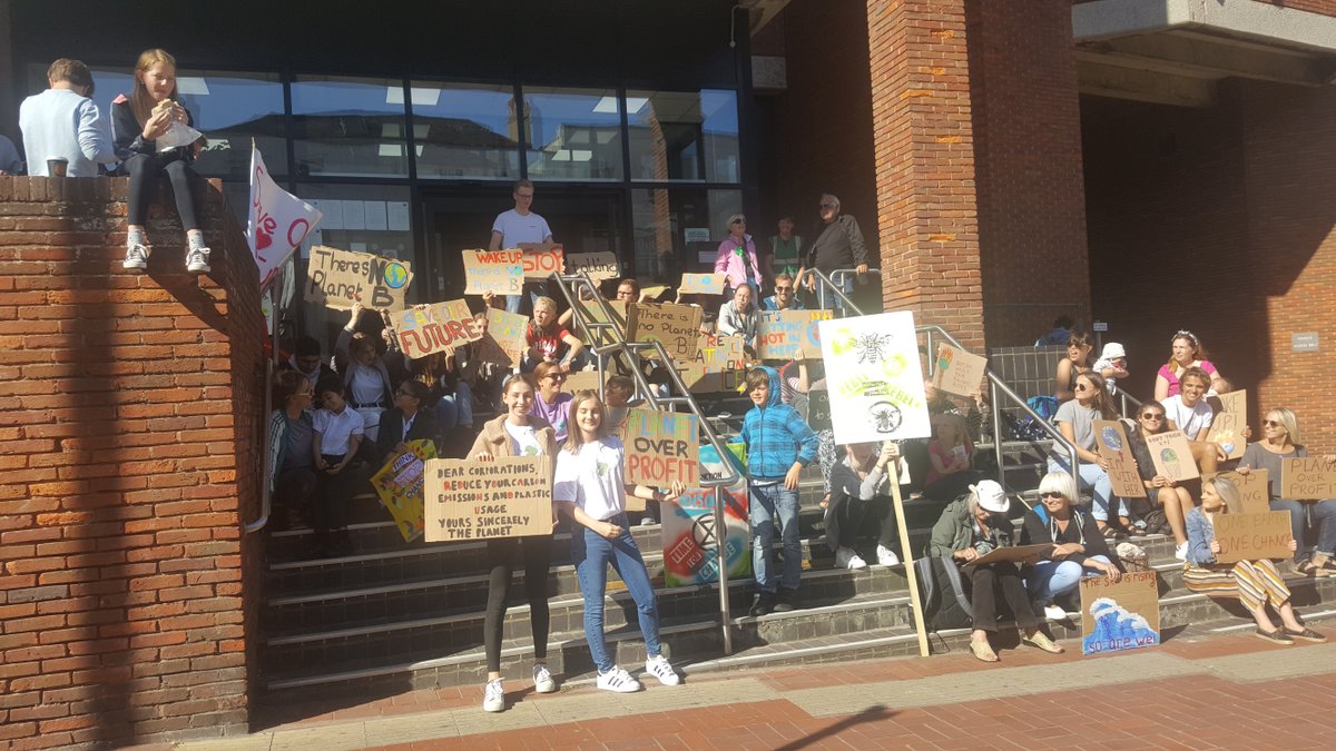 ThanetExtra's tweet photo. Climate change campaigners stage protest in #Margate as part of #ClimateStrike https://t.co/Wh6QsYpgpL https://t.co/b3IKKafSCG