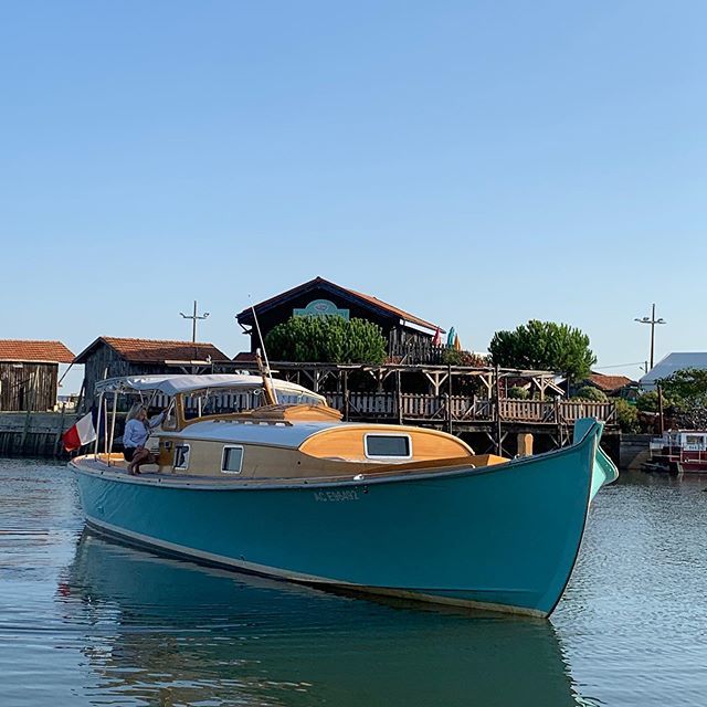 TVBA_fr's tweet photo. Sur le port de Larros, on observe les allers et retours des bateaux, au rythme des marées... #pinasse #bateau #traditionnel #dubourdieu #pinasselapylataise #BassindArcachon #port #gujanmestras #larros #portdelarros #espritbassin #nautisme #nautismebassindarcachon #madeinfra… https://t.co/c9qWn84Lgv
