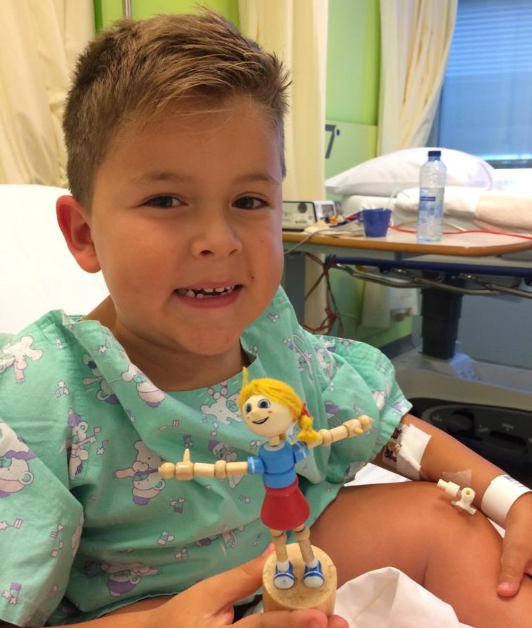 Dylan beleefde een gezellige tijd met #pippa tijdens de behandeling voor zijn spierziekte SMA in het SMA expertisecentrum #waarispippa. Kijk eens hoe vrolijk ze allebei lachen :)