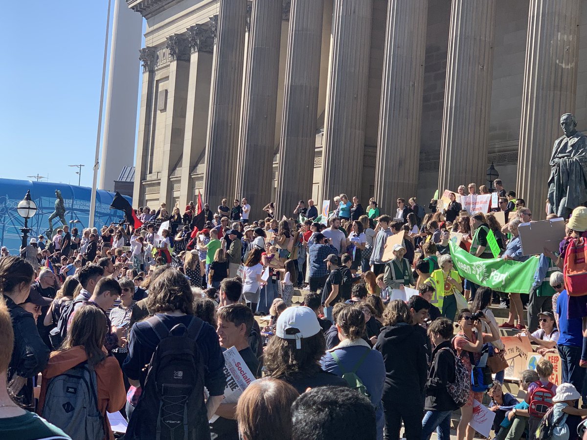 livuniwx's tweet photo. #ClimateStrike in Liverpool @LivUniLibrary @livunigeog https://t.co/kXzCnVYlFf