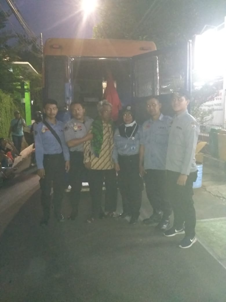 Setelah dinyatakan sehat lansia terlantar hasil penyelamatan <a href="/satgasp3s/">Satgas P3S DKI</a> JS didepan Mesjid Al Munawar pasar minggu,selanjutnya dirujuk ke <a href="/trc_js/">TRC SUDINSOS JS</a> untuk dirujuk kepanti sosial <a href="/DinsosDKI1/">Dinsos DKI Jakarta</a> <a href="/an_sori1975/">Ansori</a>