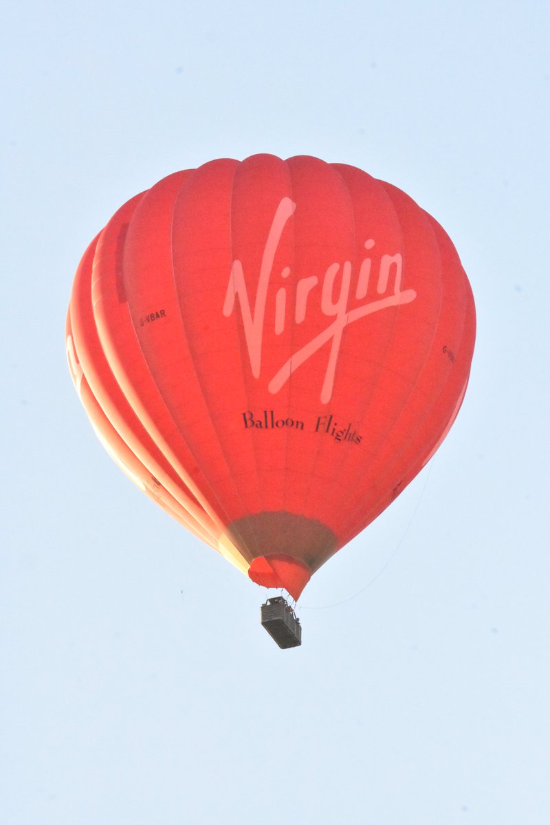 RiggerMortiss's tweet photo. HELP , some lucky peeps getting a great view of South of Grantham last night from the sky, guess flight left from Stroke Rochford, seen from Woodnook (High Dike) if anyone know them , love to forward them full images @GranthamJournal @MattersGrantham #virginballoon #Help https://t.co/HU7j5qefPp