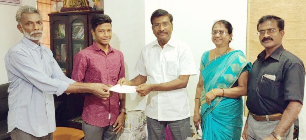 pymaiamofficial's tweet photo. கல்வி உதவி : முதலியார்பேட்டை தொகுதி 2 ஆம் ஆண்டு கலை மற்றும் அறிவியல்  மாணவன் ச. கார்த்திகேயன் அவர்களின் கல்விக்கான நிதித் தேவையை அறிந்த புதுவை மநீம தலைவர் Dr.MASS  அவர்கள் 20,000/- உதவியாக வழங்கினார்.
#MNMPuducherry
#Nammavar
#DrMASS
#WeVolunteering
#MNMforPY
#MNM_VOLUNTEERING_PY https://t.co/BcKXhIlvNy