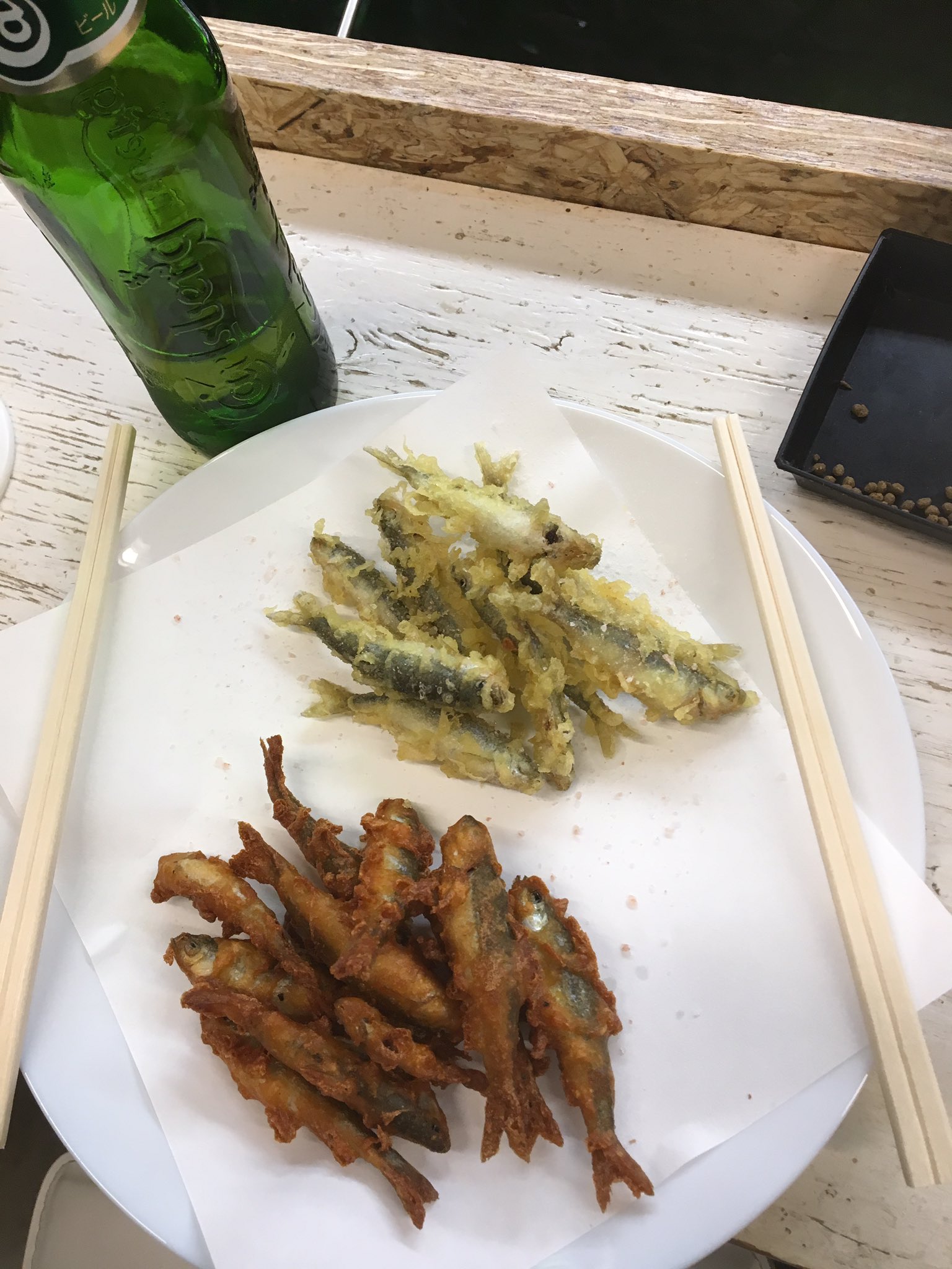 杉村憲司 妻と吉祥寺の釣り堀カフェにてデート 10匹ずつ釣って 天ぷらと唐揚げにしてもらい 食べる 美味しく いただきました 妻も楽しんでくれたようで良かった でも 楽しみすぎて 後半 妻はエサを付けずに 針だけで釣っていた なんなの