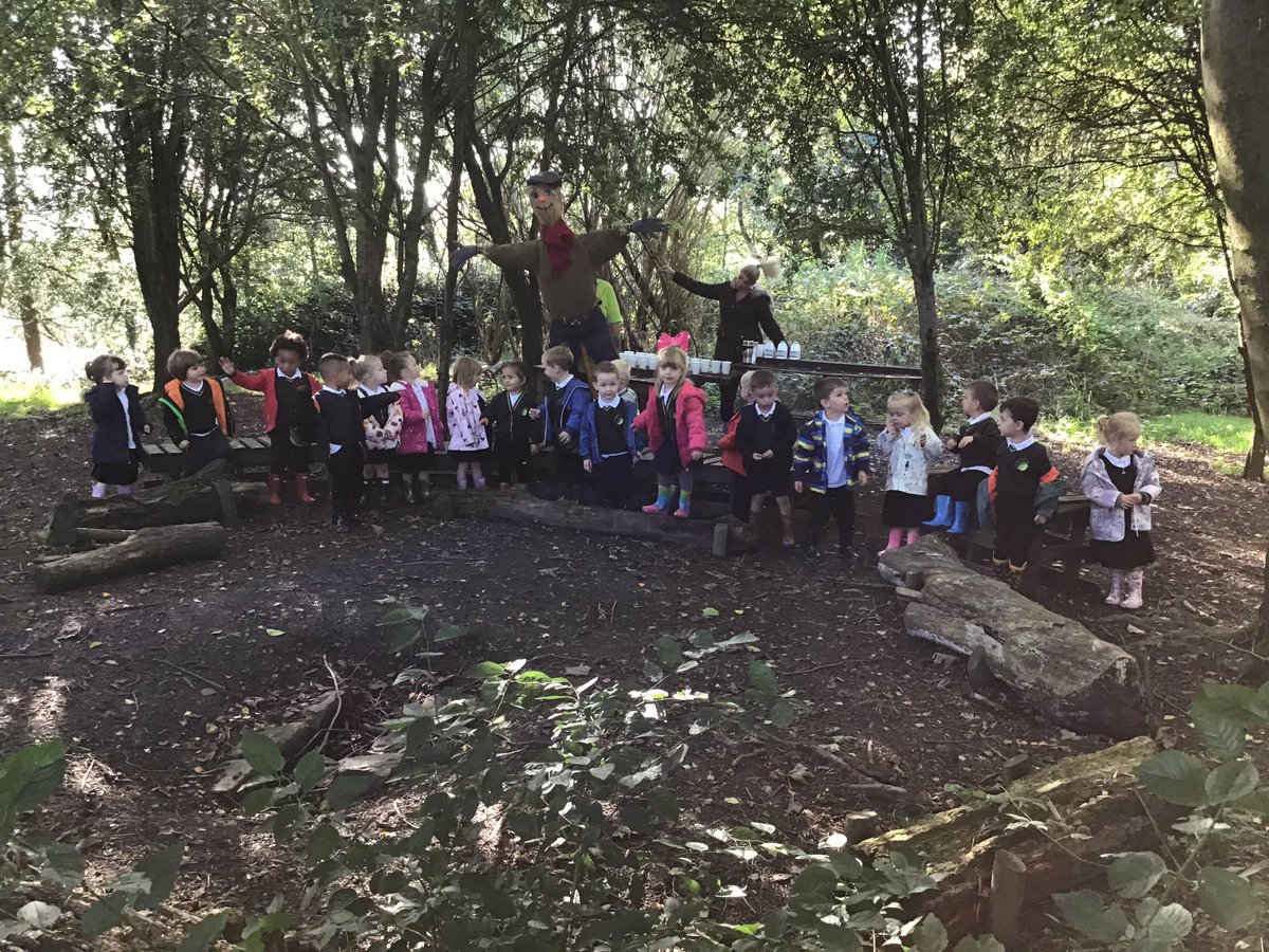 lindenrdbeech's tweet image. FS1Beech drumming in the woods.  Singing dingle dangle scarecrow.  #LindenEnglish#LindenPhonics#LindenMusic