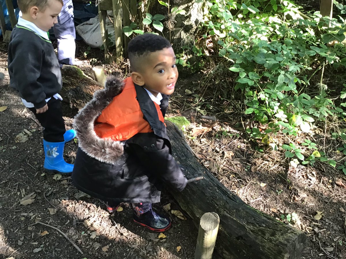 lindenrdbeech's tweet image. FS1Beech drumming in the woods.  Singing dingle dangle scarecrow.  #LindenEnglish#LindenPhonics#LindenMusic
