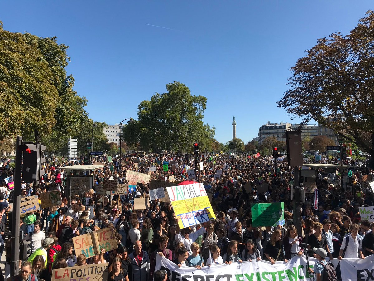 Plusieurs milliers de personnes déjà présentes à Nation pour cette nouvelle #grevepourleclimat sur #Paris. Première étape de 48h de luttes et de convergences dans la capitale. 

#MarchePourLeClimat #ClimateStrike #FridaysForFuture #21septembre #acte45 #giletsjauens