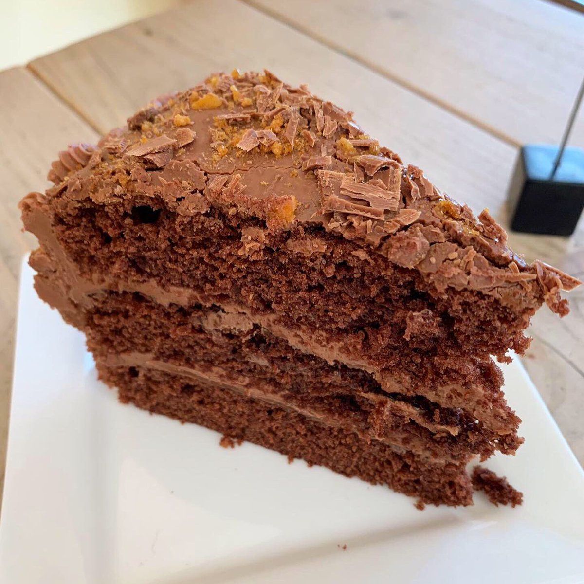 HavanasChelt's tweet photo. Freshly made chocolate and honeycomb sponge. 🍯🍫 https://t.co/bz2e9do4n1