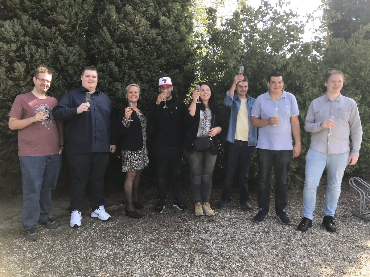 We zetten vandaag 7 diplomanten in het zonnetje. Dat is vandaag ook nog eens letterlijk het geval! #mooiedagvooreenfeestje Gefeliciteerd allemaal. Overigens lift die mevrouw (3e van links) mee op het succes 😉