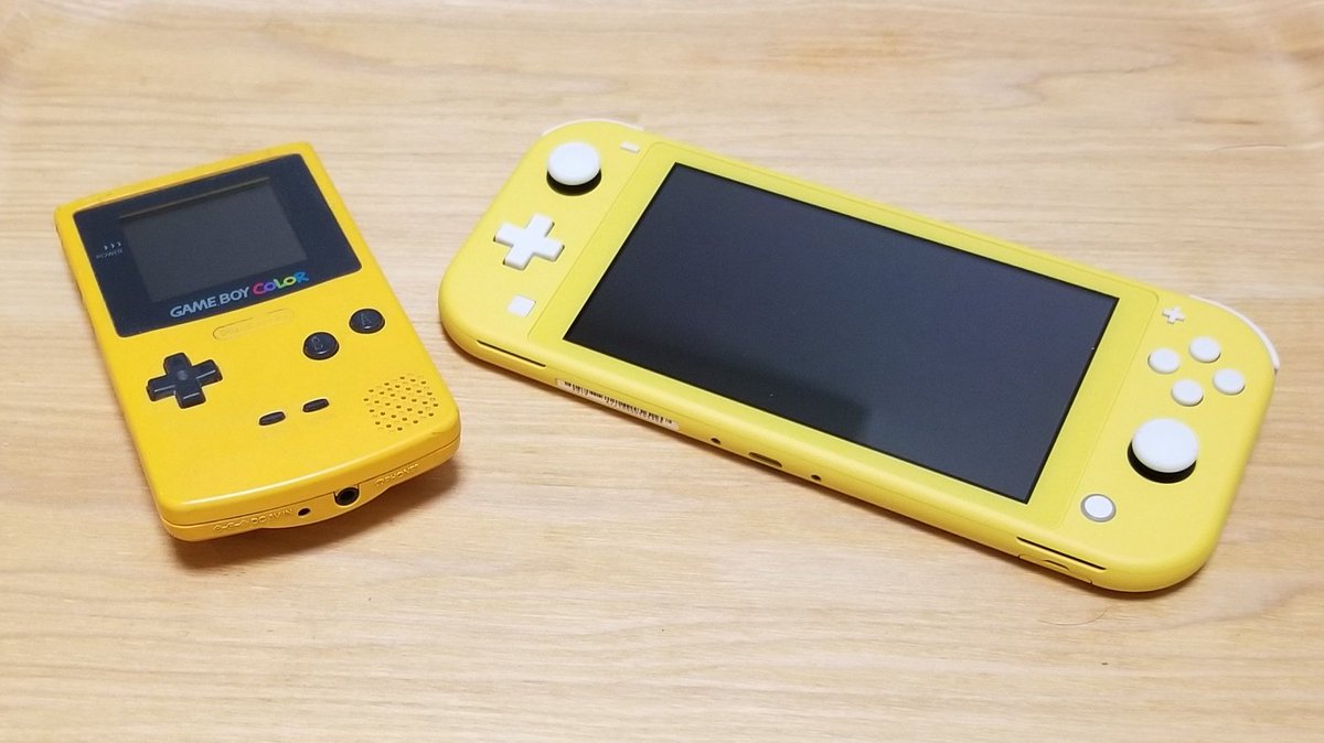 レウン 生まれて初めて買ったゲームハードは黄色くて小さい一画面の携帯機 だった あれから年近く経って 今日触ってるのもやっぱり黄色くて小さい一画面の携帯機 あの頃と何も変わってないな