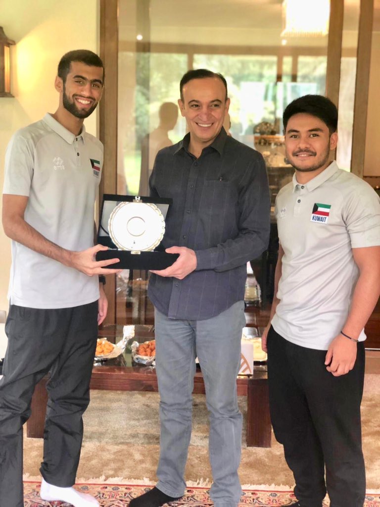 kuwaitkarate's tweet photo. استقبل سعادة سفير الكويت بجمهورية تشيلي/محمد جديع المطيري المنتخب الكويتى للكاراتيه حيث أقام مأدبة غداء على شرف أبطالنا المشاركين ببطولة سيريس-أ ، وقدم اللاعبون لسعادته درع شكر وتقدير رئيس وأعضاء مجلس ادارة الاتحاد الكويتي للكاراتيه لما قدمه من دعم ومساندة لتسهيل كافه الأمور https://t.co/uukDnokBH7