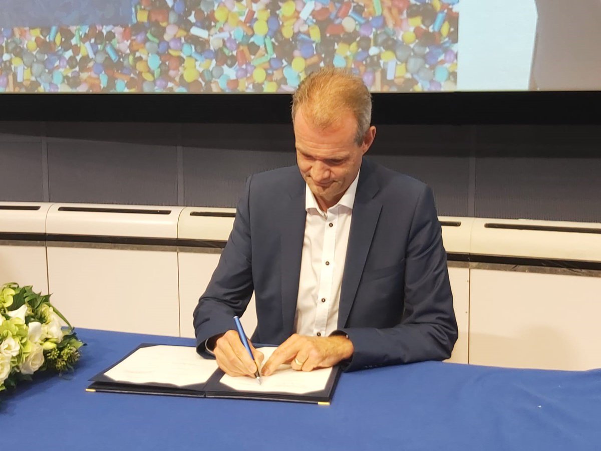 fedplasturgie's tweet image. La Fédération s’engage dans la #circularplasticalliance ! 
Ce matin le Président de la @fedplasturgie ,@BenoitHennaut a signé la déclaration, avec pour objectif  l'intégration de 10 millions de tonnes de #plastiques recyclés ♻🌍
➡bit.ly/2m3EMWU

#EconomieCirculaire