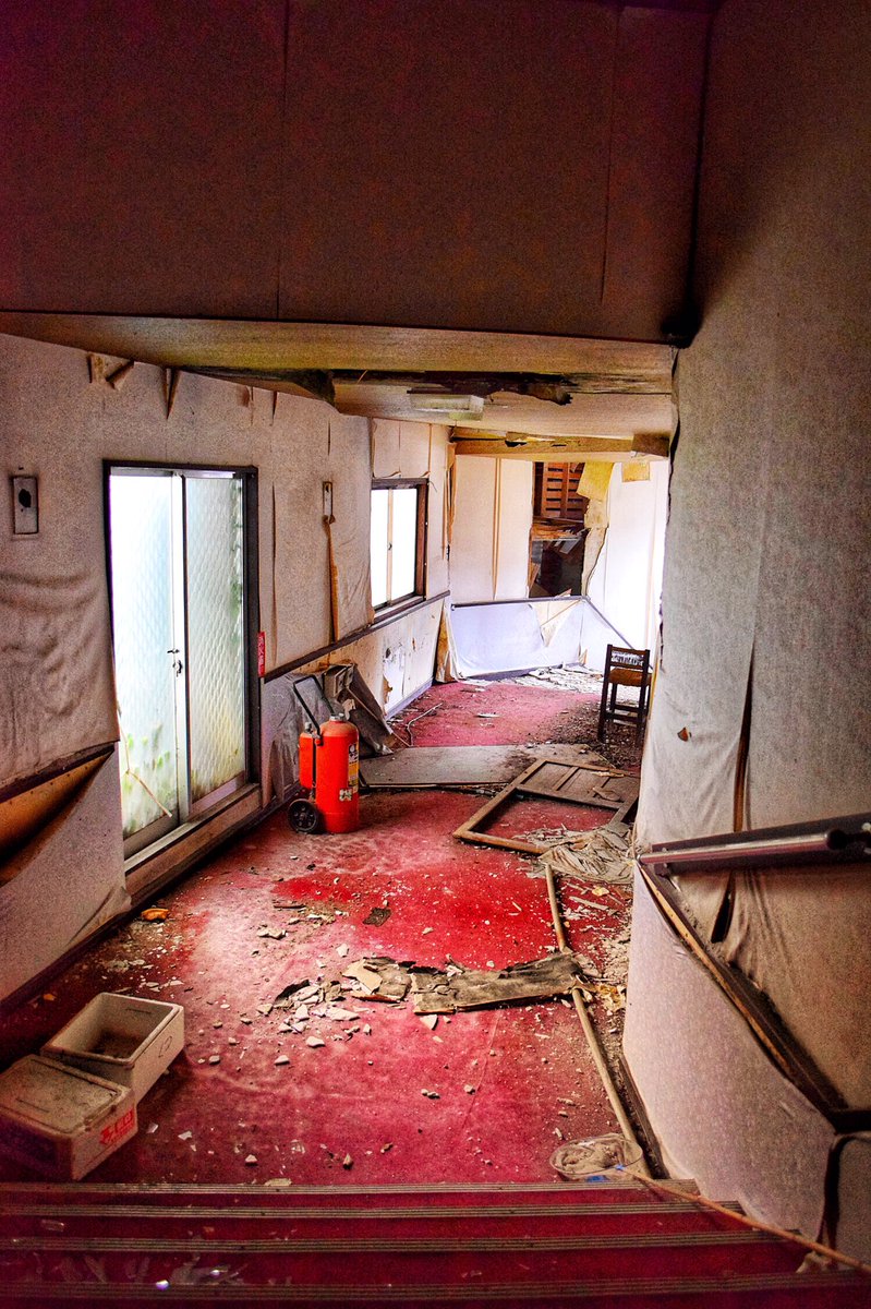 Yoru Twitterren 廃ホテル廊下 何処までも続く赤絨毯に魅せられて