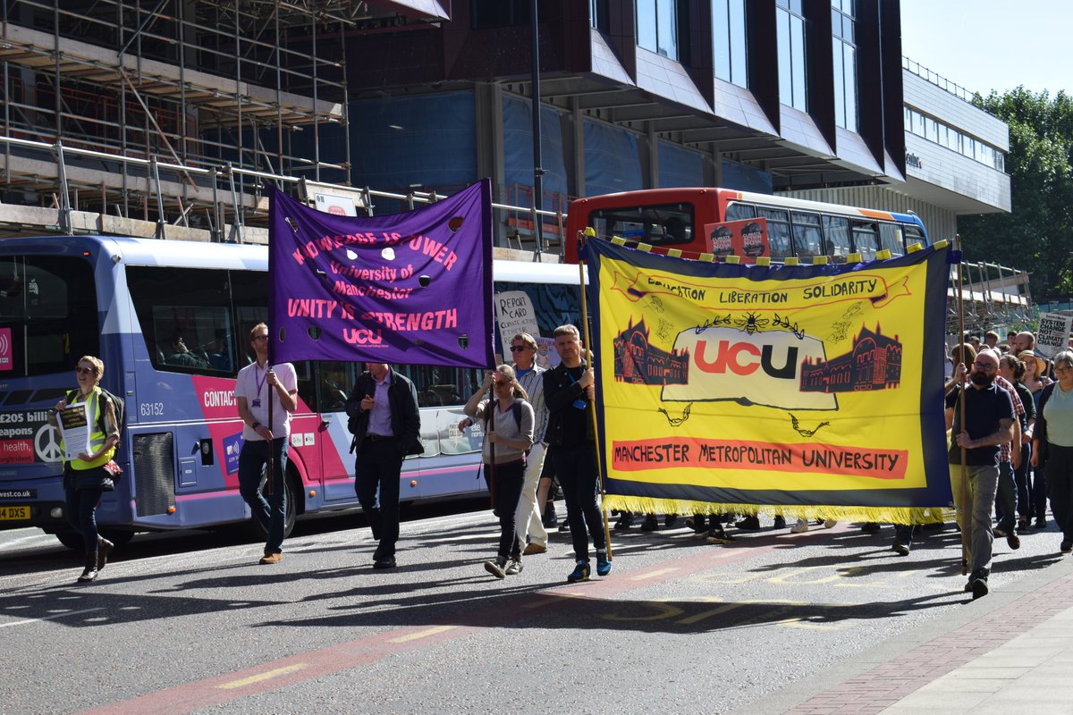 MysteriousDrBex's tweet photo. @ManMetUni @bennosaurus @MMUHG doing the right thing. #ClimateStrike #ClimatestrikeManchester #ClimateAction #Manchester ๐ฉโ๐๐ค๐บ๏ธ https://t.co/evRzqeVbvT