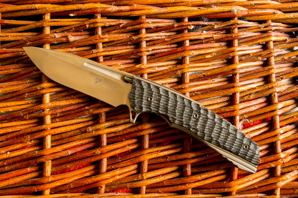 #KevinJohn, Venom 2 #knife.
#edc #everydaycarry #survival #preppers 

Total length: 215mm
Blade length: 95mm
Closed length: 120mm
Blade thickness: 4mm
Blade material: #M390
Handle: #TitaniumAlloy + #CarbonFiber
Hardness: 60-61HRC
Weight: 151 grams

s.click.aliexpress.com/e/eNu2O37K