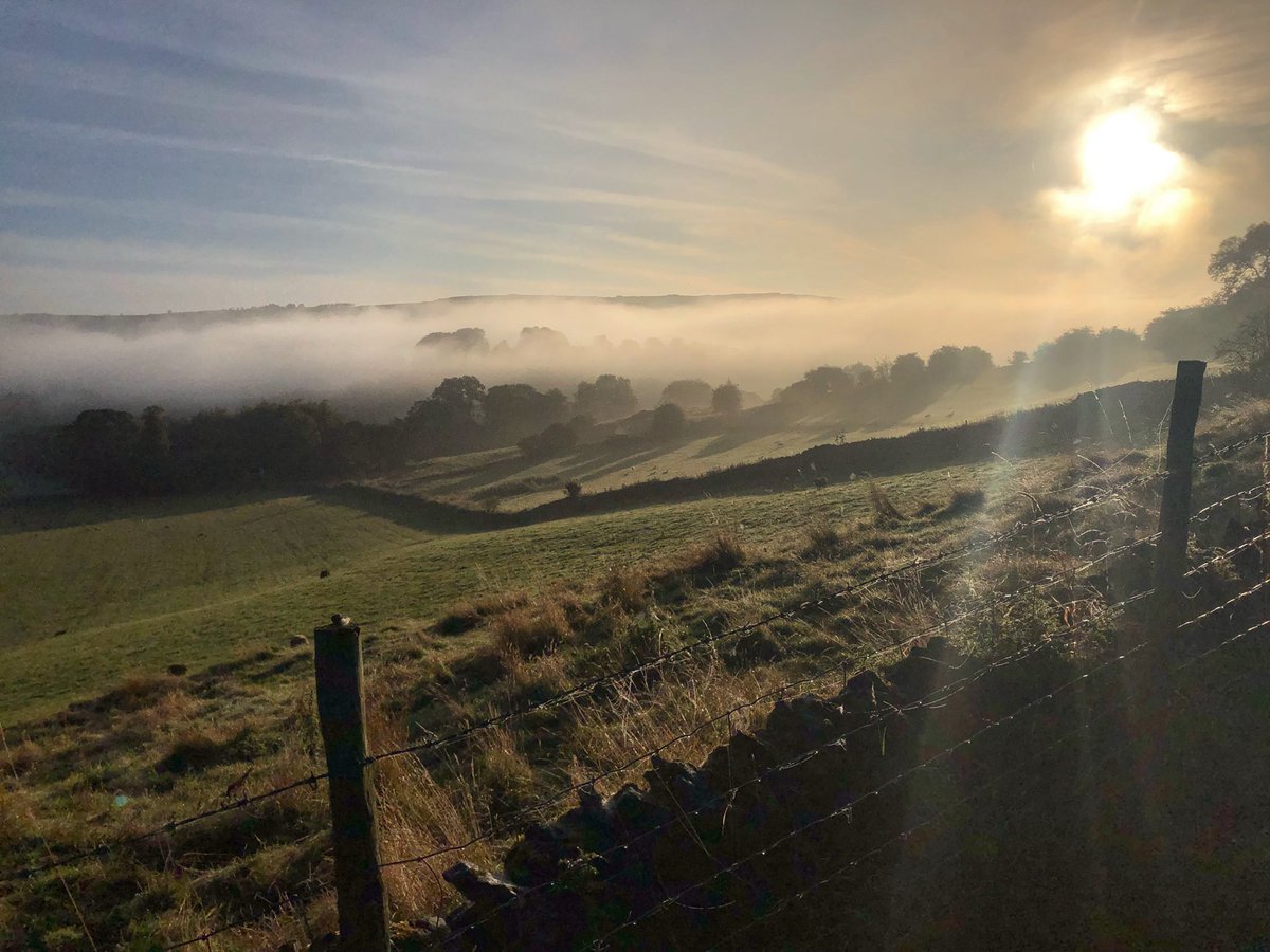 MarcusScotney's tweet photo. Sunrise temperature inversion shrouding the Edges.
#peakdistrict #theedges https://t.co/AYHQPfh10b