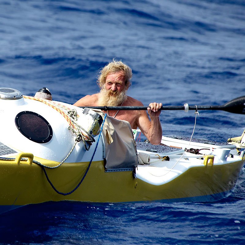 Мальчик который переплыл океан в кресле. Костомаров роман переплыл океан на яхте. Путешественник переплыл море на яхте 30. Федор конюхов на весельной лодке. Фёдор конюхов путешествия.