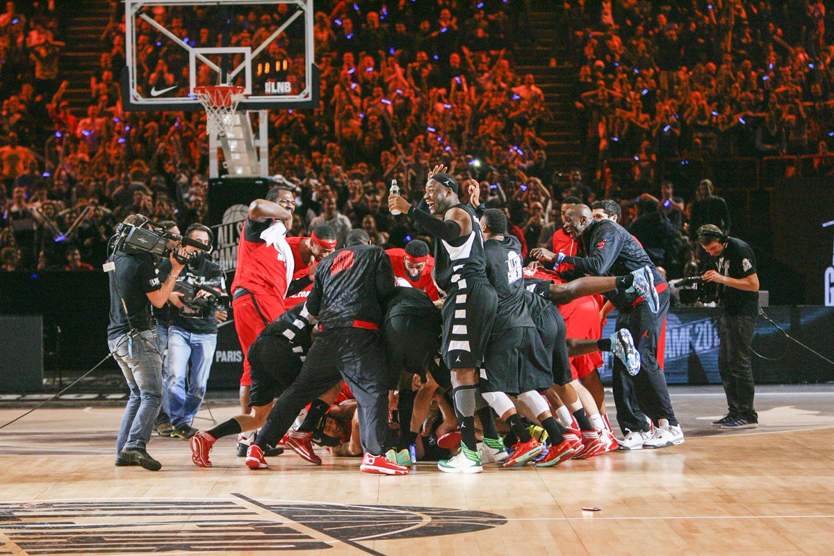 ASGLNB's tweet photo. Sacré shoot hein @flopietrus @DiotAntoine @andrewalbicy @edjacks @Nobeezy16 @JOPASSAVEDUC13 @CKahudi5 @leloupjeremy @AmarouXX @moerman42 @mamjaiteh14 😅💪✅
📸 : @CatSteenkeste
#ASG2019 #AmazonShoot https://t.co/FQhvWlN5Gg