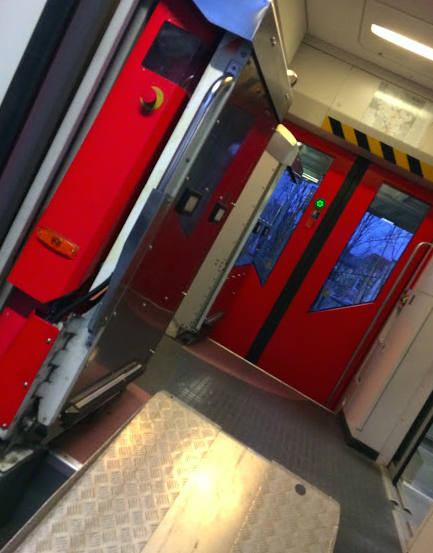 bahnfueralle's tweet image. Schwierig, diskriminierend und unfallträchtig - der Ein-und Ausstieg in die @DB_Bahn. Vorabinfo zum @ARDde Bahnreport (Ausstrahlung vrs 18. November 2019 um 20:15) durchgesickert. Mehr barrierefreifueralle.de/barrierefreihe… @AndiScheuer @ADS_Bund #Verkehrswende