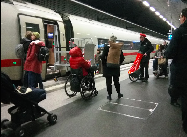 bahnfueralle's tweet image. Schwierig, diskriminierend und unfallträchtig - der Ein-und Ausstieg in die @DB_Bahn. Vorabinfo zum @ARDde Bahnreport (Ausstrahlung vrs 18. November 2019 um 20:15) durchgesickert. Mehr barrierefreifueralle.de/barrierefreihe… @AndiScheuer @ADS_Bund #Verkehrswende