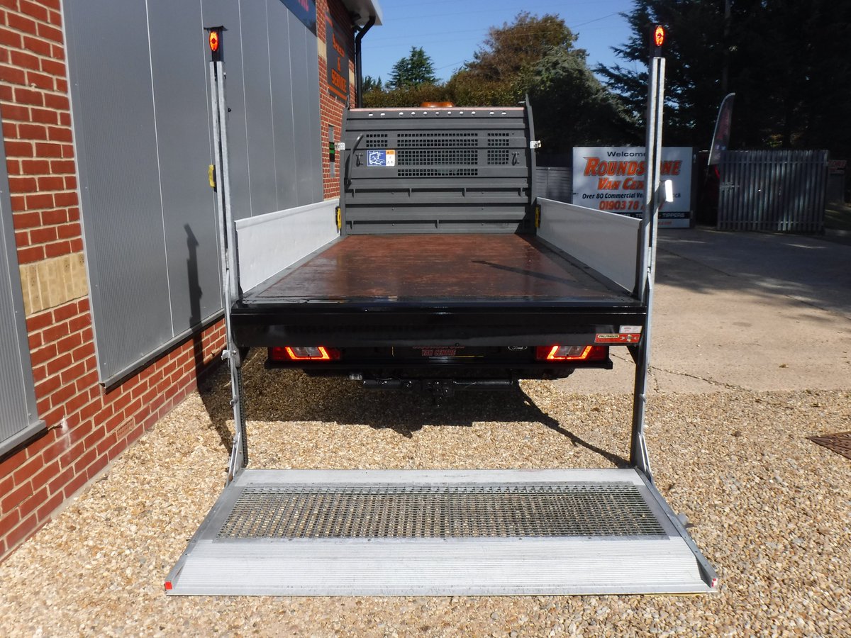 Roundstone_Vans's tweet photo. Oooooooh something for the weekend ??? Here we have a great workhorse, our Ford Transit Dropside Truck with Tail Lift, why not pop by this weekend to see what deals we have...#dropsides #tippers #lutons #vansvansvans #westsussexvans https://t.co/Yj9EuBEEkF
