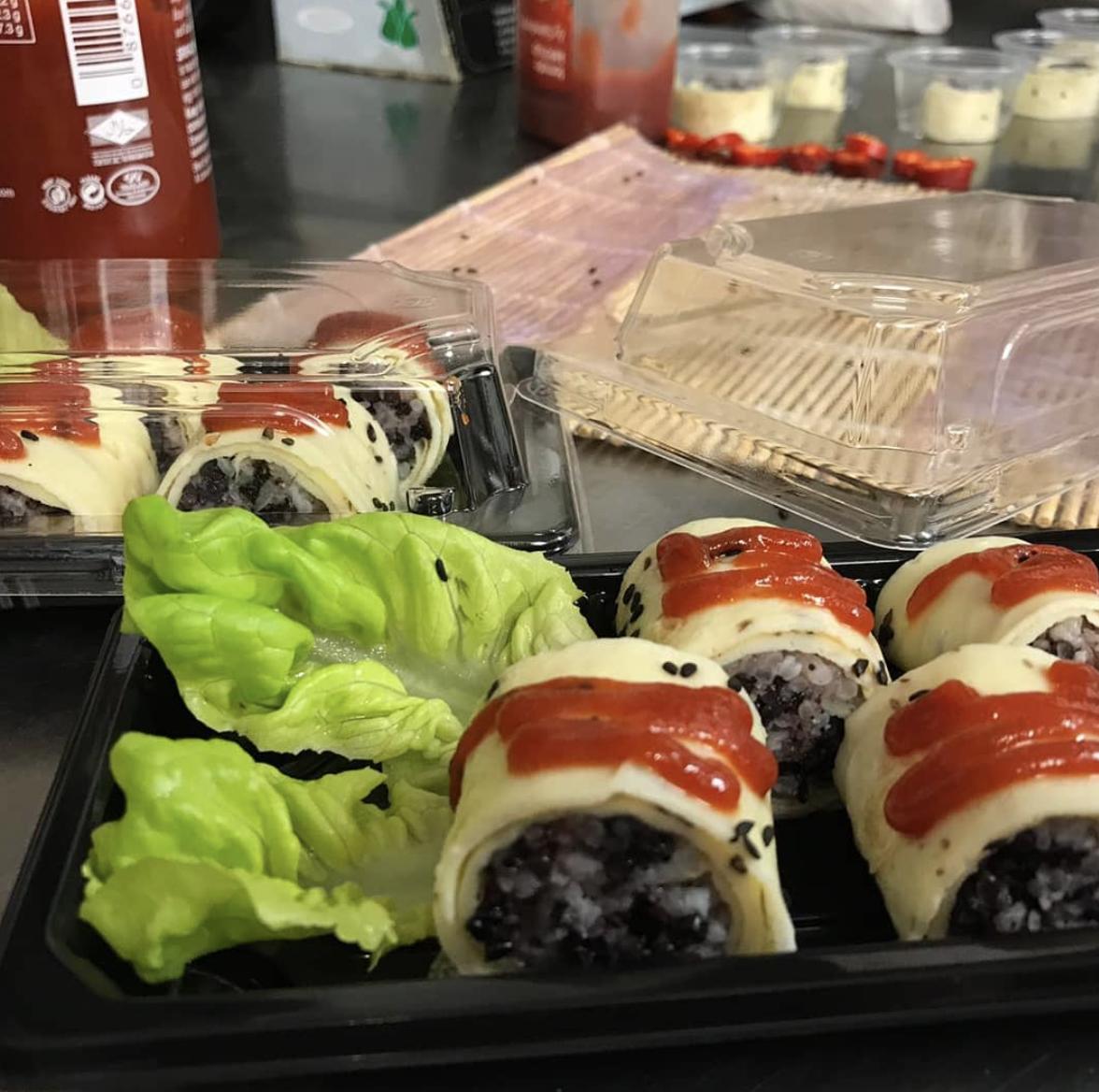 Moc_Kitchen's tweet photo. Wake Up #London it's #FreebieFriday and we're giving samples of our brand new #takeaway dish at 12.15 today on Villiers St. #embankment. Twce as Nice Rice - black and jasmine rice egg roll with chilli or tomato sauce. From 12.15 #lunchtime until we run out! See you later x https://t.co/YEFNgpVF1x