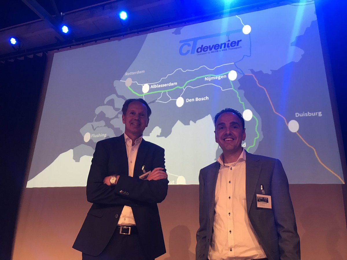 CTdeventer's tweet photo. Tijdens de summit van @Lean_and_Green en @TSLogistiek mochten we meer vertellen over onze terminal. Bedankt voor het mooie podium! #factor6 https://t.co/YdlQOqZ07k