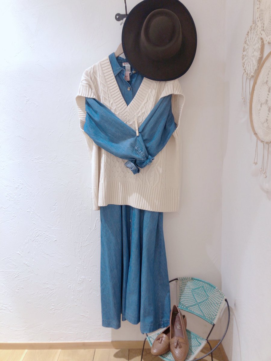 Flower フラワー A Twitter Flower福岡店 デニムワンピにoriginalの ニットベストを合わせて 一気に今年らしいスタイルに もちろん シンプルに一枚で 着て頂くのもおすすめです 通販 お問い合わせ